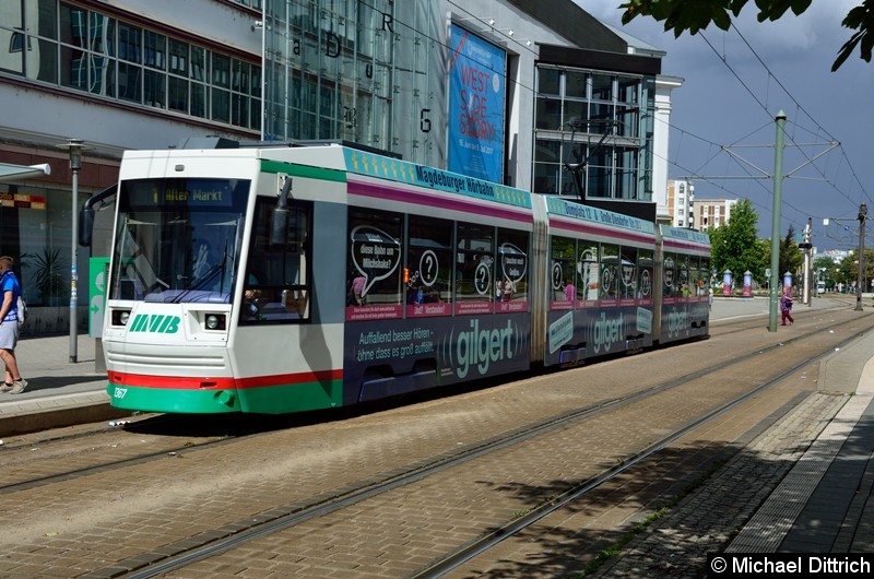 Bild: 1367 als Linie 1 an der Haltestelle Opernplatz.