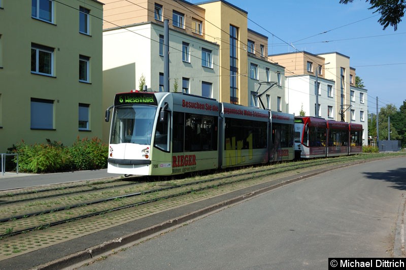 Bild: 708 und 711 als Linie 6 in der Melchendorfer Str. zwischen den Haltestellen Agentur für Arbeit und Am Schwemmbach.