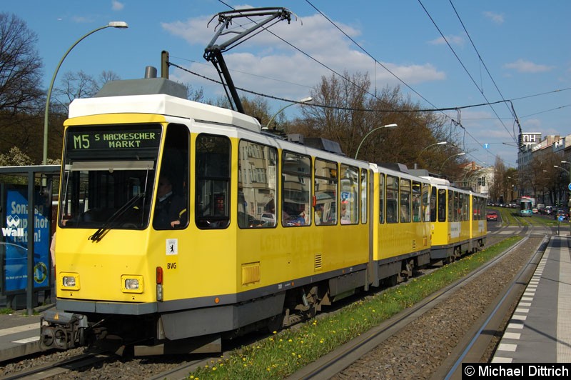 Bild: 7001 als Linie M5 an der Haltestelle Platz der Vereinten Nationen.