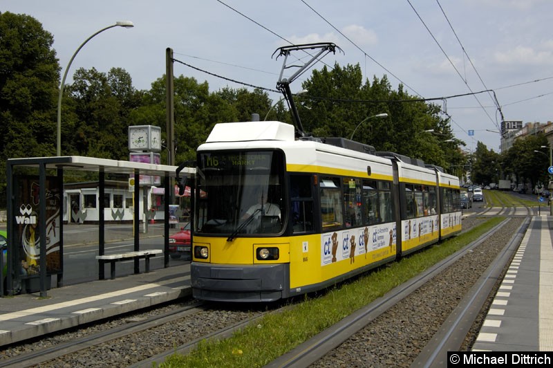 Bild: 1105 als Linie M6 an der Haltestelle Platz der Vereinten Nationen.