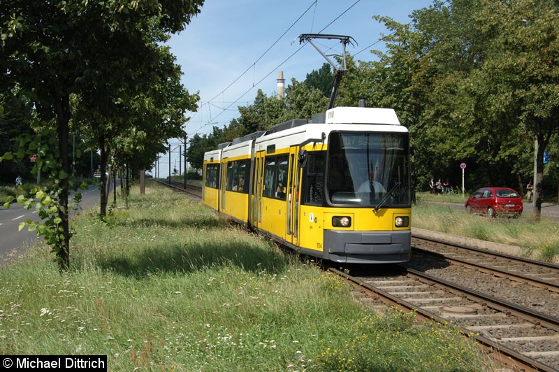 Bild: 1104 als Linie M17 vor der Haltestelle Alt-Friedrichsfelde/Rhinstraße.