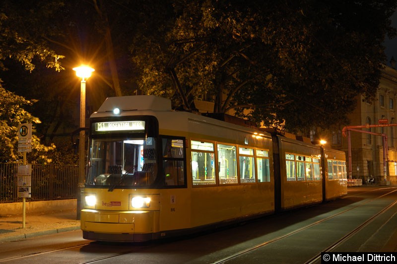Bild: 1056 als Linie M1 an der Haltestelle Am Kupfergraben.