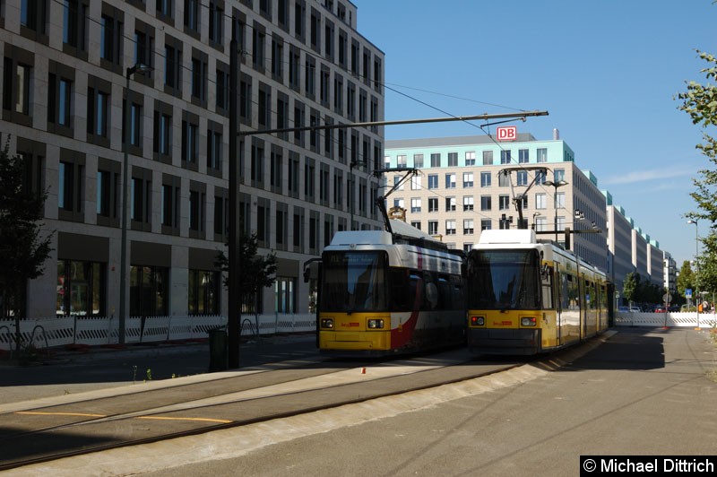 Bild: 1074 (links) als Linie M1 und 2003 (rechts) als Linie M8 in der Wendestelle Nordbahnhof. 
Die M1 wurde wegen einer Demo hierher umgeleitet.