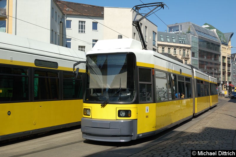 Bild: 1011 als Linie 12 in der Großen Präsidentenstraße. Ziel: U-Bahnhof Naturkundemuseum.