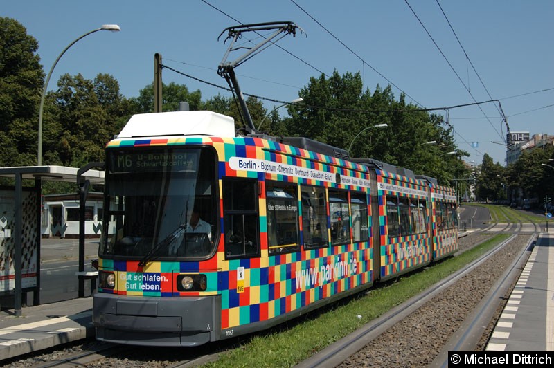 Bild: 1082 als Linie M6 an der Haltestelle Platz der Vereinten Nationen.