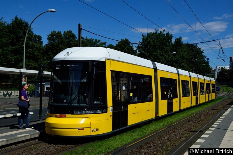 Bild: 9030 als Linie M5 an der Haltestelle Platz der Vereinten Nationen.