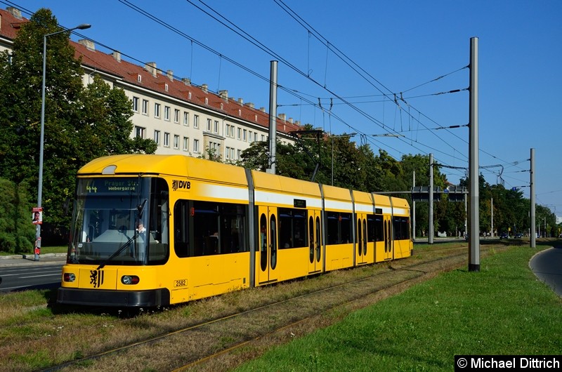 Bild: 2582 als Linie 44 in der Grunaer Straße zwischen den Haltestellen Deutsches Hygiene-Museum und Pirnaischer Platz.
