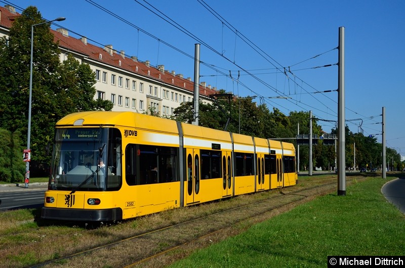 2582 als Linie 44 in der Grunaer Straße zwischen den Haltestellen Deutsches Hygiene-Museum und Pirnaischer Platz.