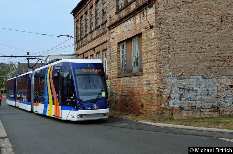 Bild: Der aus Jena ausgeliehene Wagen 705 bei der Sonderfahrt in der Bachgasse.