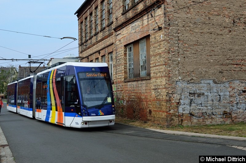 Der aus Jena ausgeliehene Wagen 705 bei der Sonderfahrt in der Bachgasse.