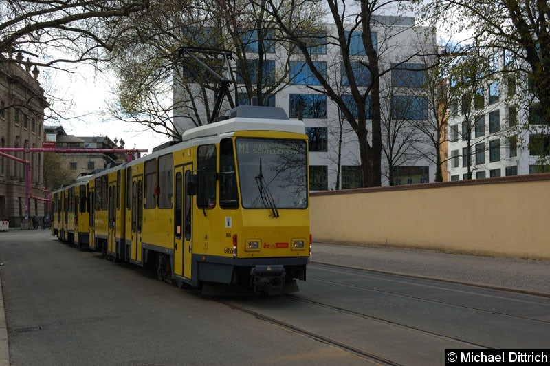 Bild: 6055 + 6108 als Linie M1 an der Haltestelle Am Kupfergraben.