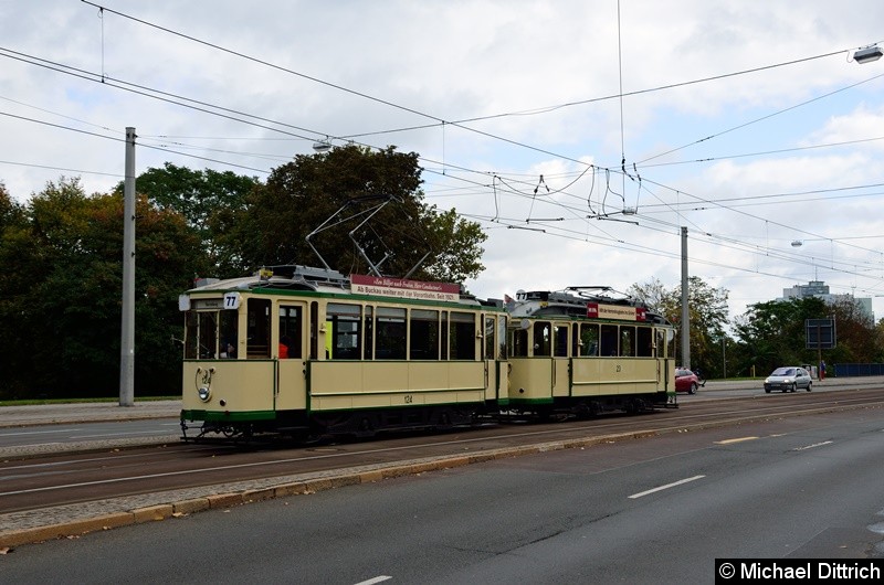 Bild: Wagen 124 schleppt hier den Wagen 23 zum Ausgangspunkt der Sonderfahrten in die Hartstraße.
Aufgenommen wurden diese in der Ernst-Reuter-Allee kurz vor der Hartstraße (Rathaus).