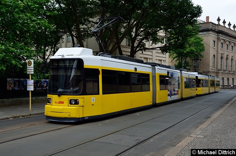 Bild: 1045 als Linie M1 an der Haltestelle Am Kupfergraben.