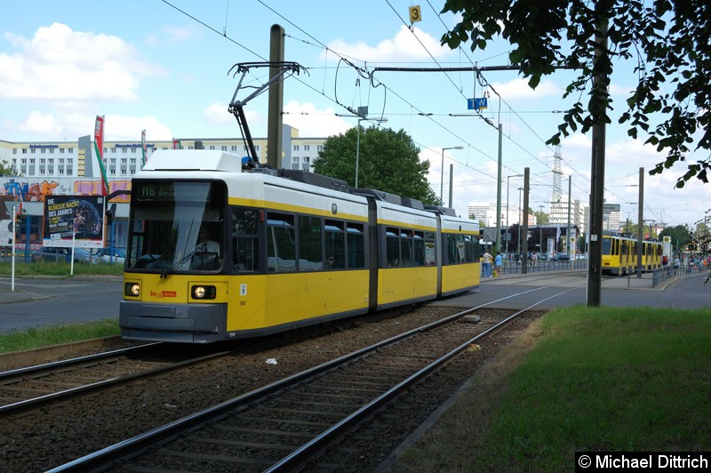 Bild: 1084 als Linie M8 beim Verlassen der Haltestelle Allee der Kosmonauten/Rhinstr.