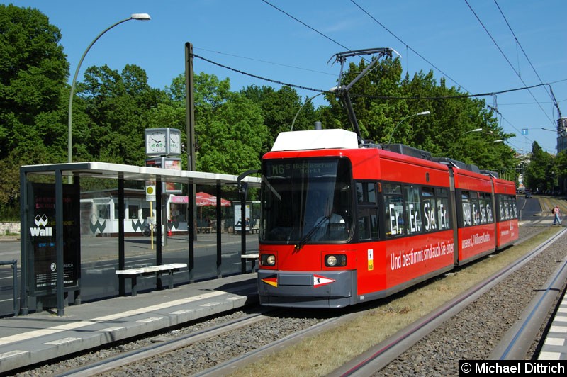 Bild: 1065 als Linie M6 an der Haltestelle Platz der Vereinten Nationen.