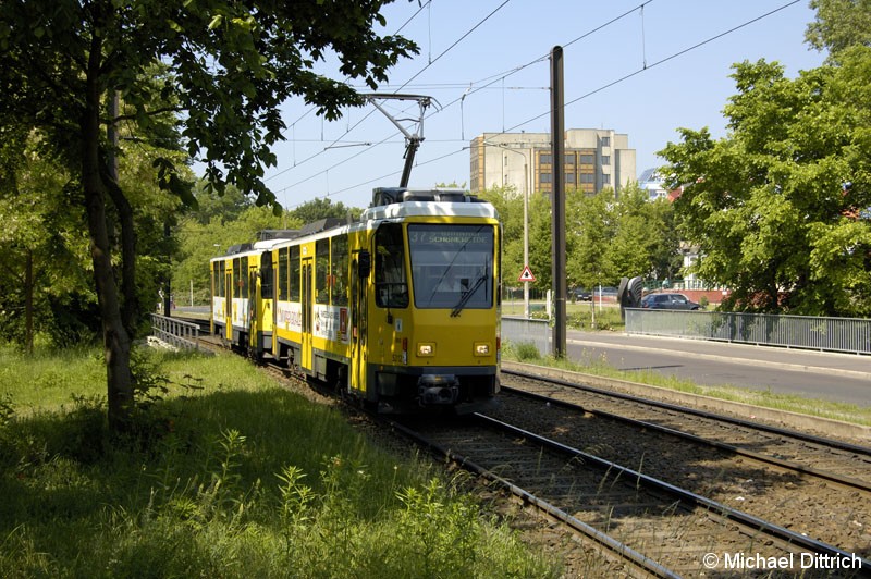 Bild: 5212 als Linie 37 in der Allee der Kosmonauten vor der Haltestelle Allee der Kosmonauten/Rhinstraße.