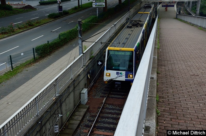 Bild: 5240 + 5236 als Linie U11 beim Verlassen der Haltestelle Messe/Gruga.