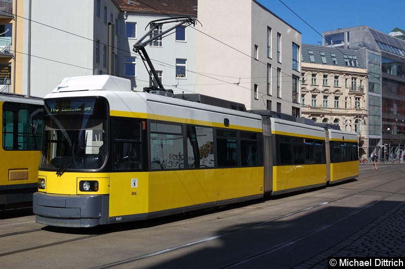 Bild: 1045 als Linie M5 in der Großen Präsidentenstraße.