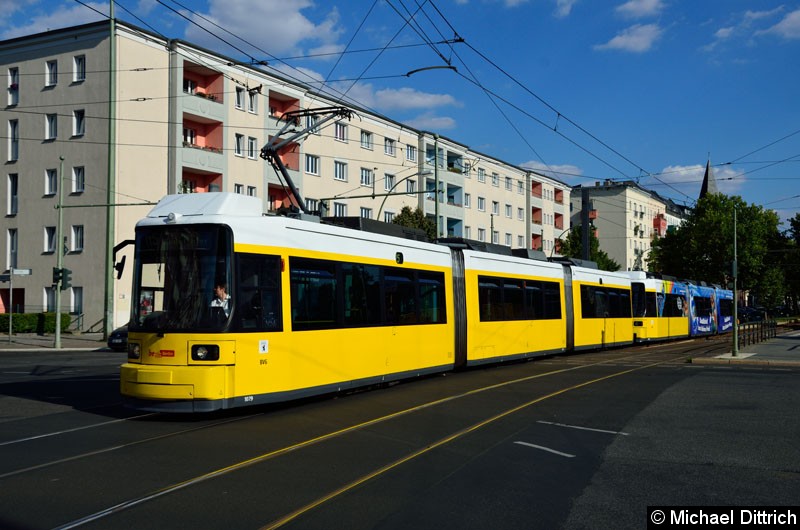 Bild: 1079 + 1066 als Linie M5 auf der Kreuzung Kniprodestr./Danziger Str.