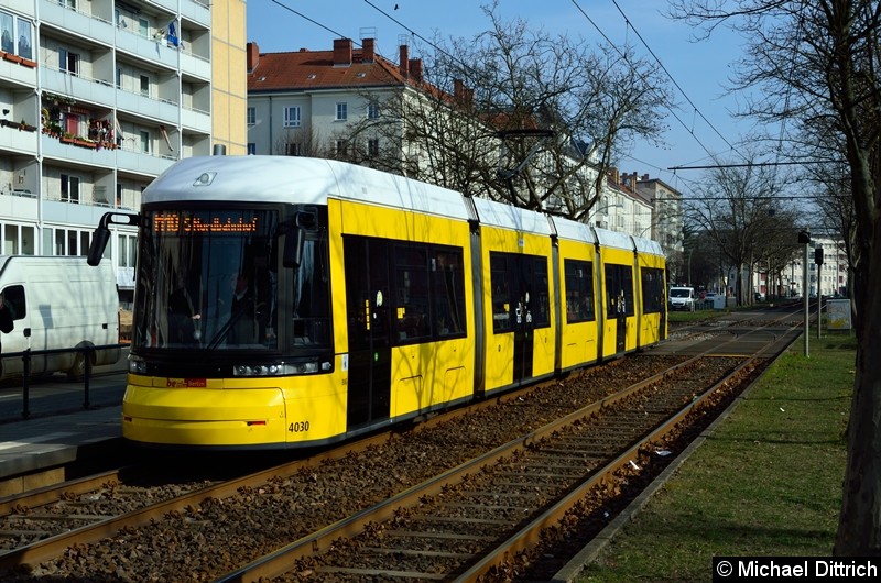 Bild: 4030 als Linie M10 an der Haltestelle Arnswalder Platz.