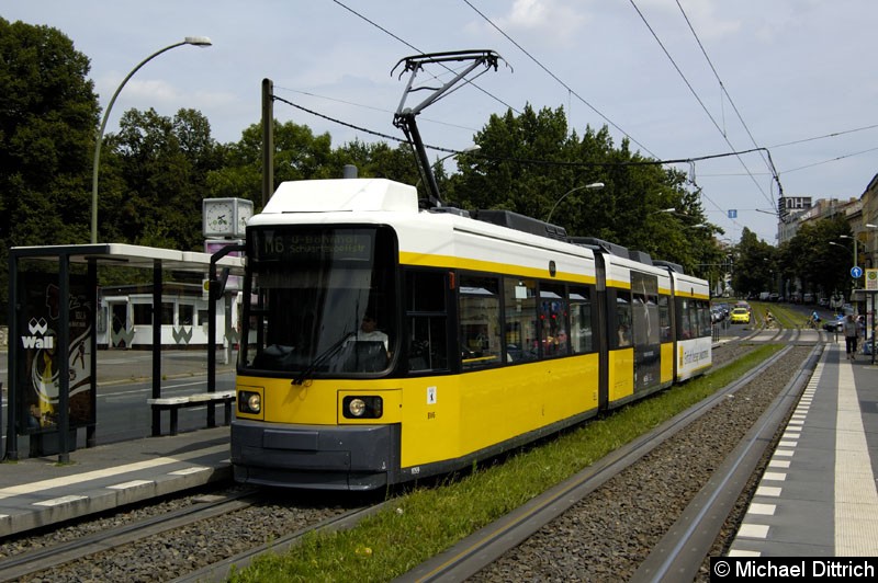 Bild: 1059 als Linie M6 an der Haltestelle Platz der Vereinten Nationen.