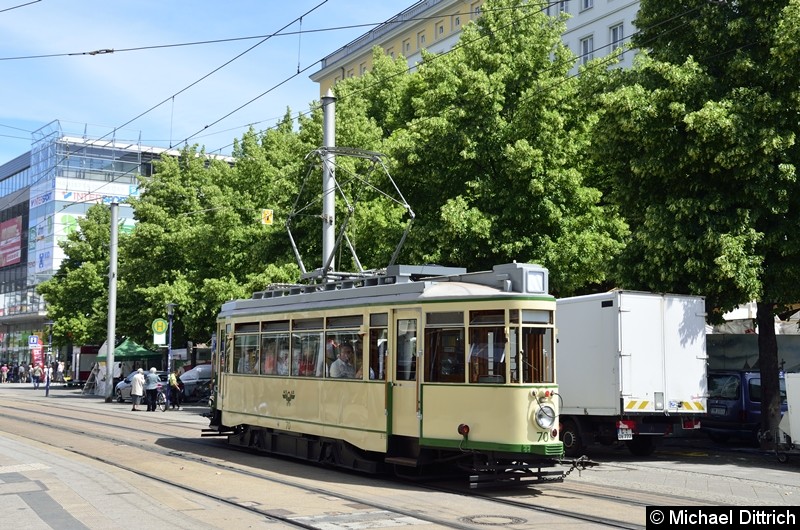 Bild: Der historische Triebwagen 70 im Breiten Weg auf dem Weg nach Herrenkrug.