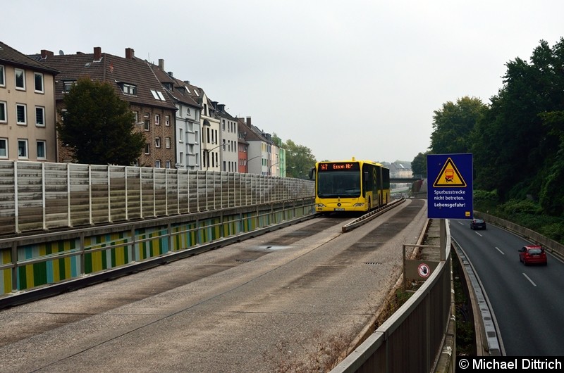 4673 als Linie 147 verlässt die Spurbusstrecke.