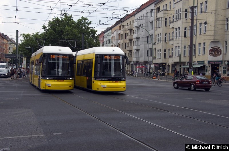 4007 trifft auf der Kreuzung Greifswalder Str./Danziger Str. auf den 4022. Beide sind als Linie M10 unterwegs.