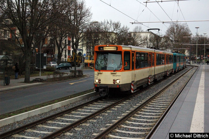 Bild: 710 und ein weiterer Wagen als Linie U5 an der Haltestelle Gießener Str.