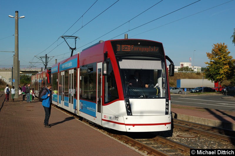 Bild: Weil die Züge aus dem Betriebshof einsetzten, mussten die Fahrgäste auf den anderen Bahnsteig wechseln.