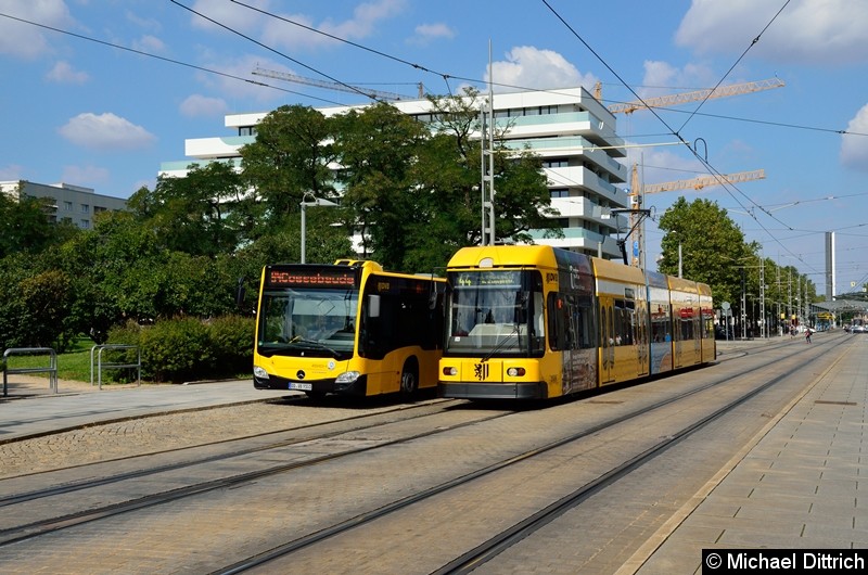 Bus 9101 als Linie 94 und Straßenbahn 2589 als Linie 44 an der Haltestelle Webergasse.