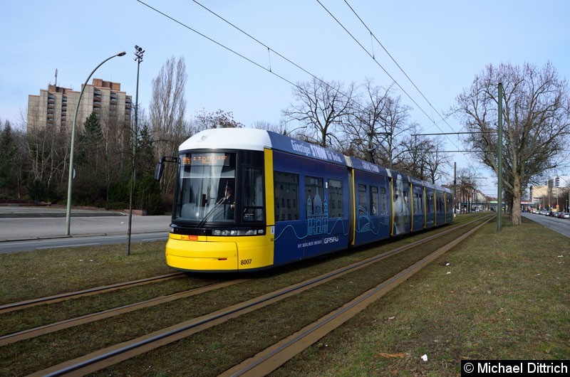 Bild: 8007 als Linie M4 zwischen den Haltestellen S Greifswalder Str. und Greifswalder Str./Danziger Str.