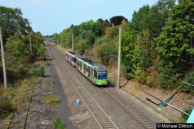 Als zweiter Wagen fährt hier der 0369 in Richtung Köln von der Haltestelle Buschdorf ab.