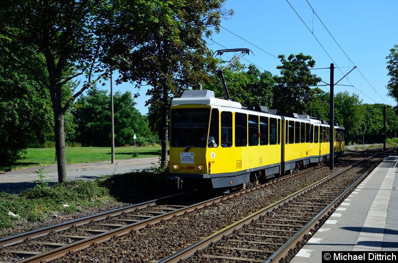 Bild: 7057 + 7058 kurz vor der Kreuzung Suermondtstr./Buschallee.