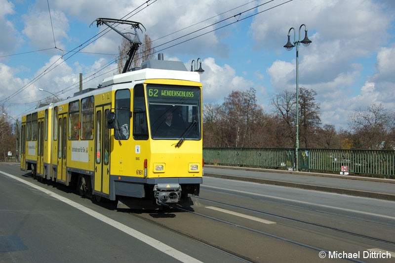 Bild: 6161 als Linie 62 auf der Dammbrücke.