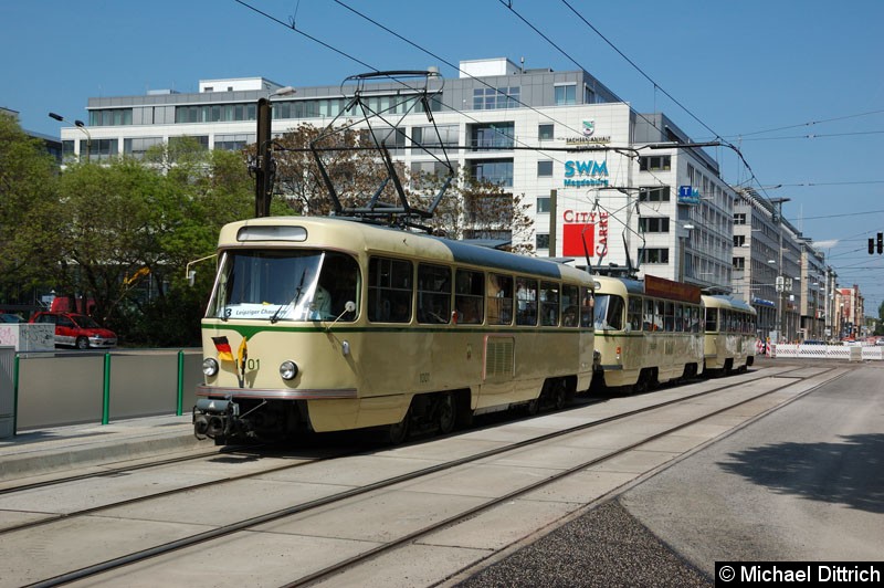 Bild: Wagen 1001 + 1120 + 2002 als Linie 3 anlässlich 30 Jahre Strecke nach Olvenstedt: Hier an der Haltestelle Verkehrsbetriebe.