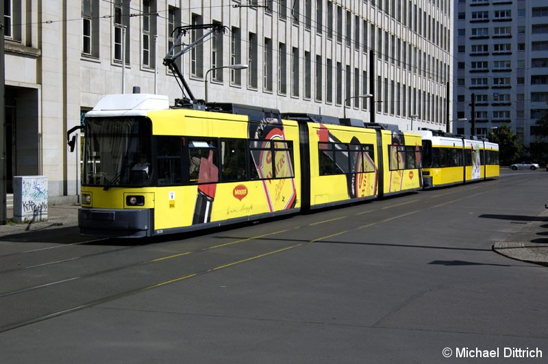 Bild: 1026 zieht den 1029 als Linie M4 in der Wadtzeckstraße.
