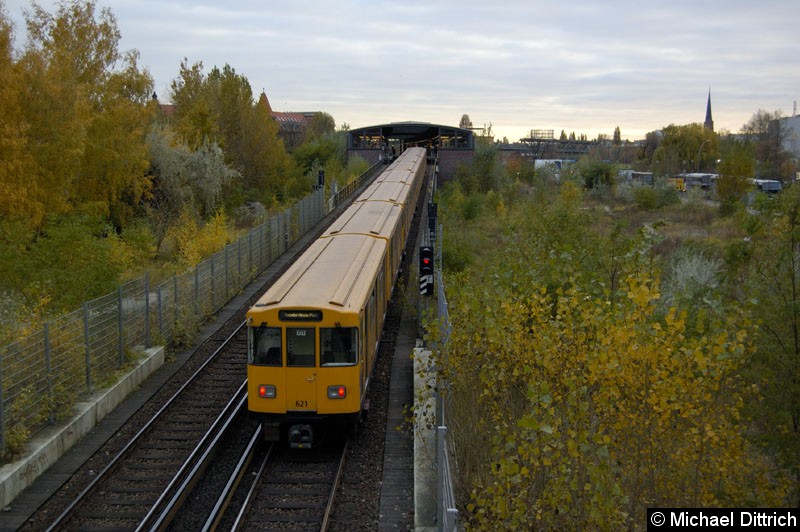 Bild: Am Ende des Zuges fährt Wagen 621 aus dem Tunnel raus um in den Bahnhof Mendelssohn-Bartholdy-Park einzufahren. 
Heute ist diese Aufnahme nicht mehr möglich.