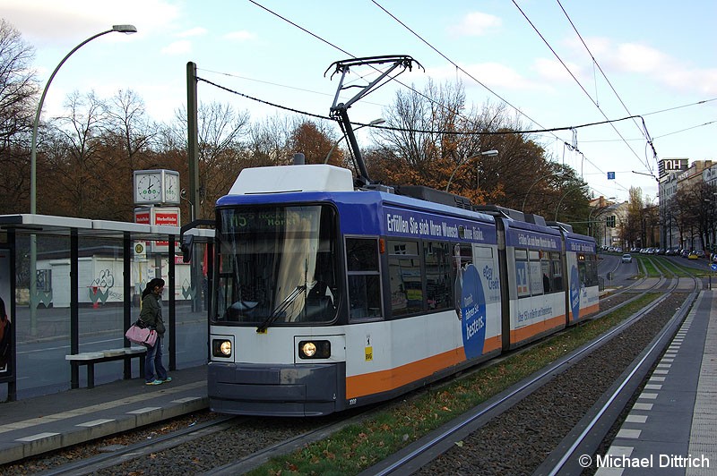 Bild: 1008 als Linie M5 an der Haltestelle Platz der Vereinten Nationen.