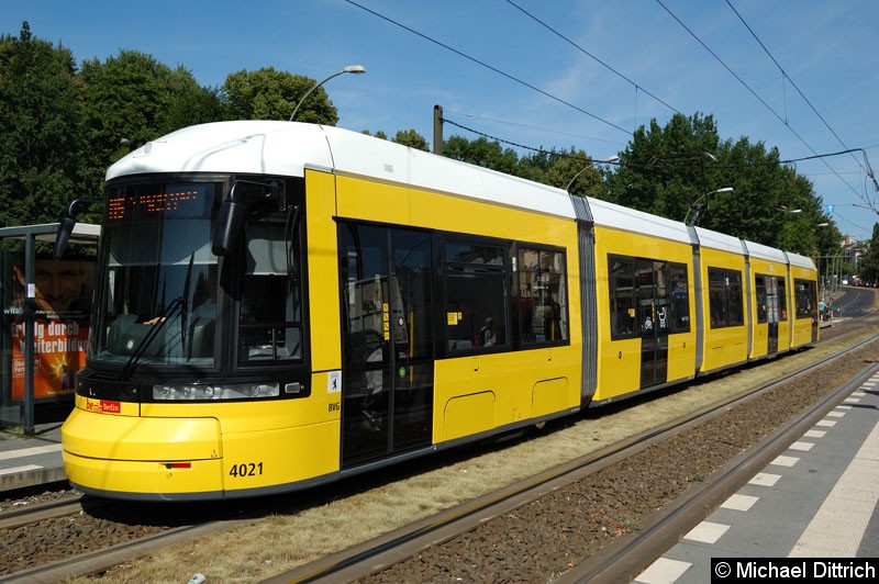 Bild: 4021 als Linie M5 an der Haltestelle Platz der Vereinten Nationen.