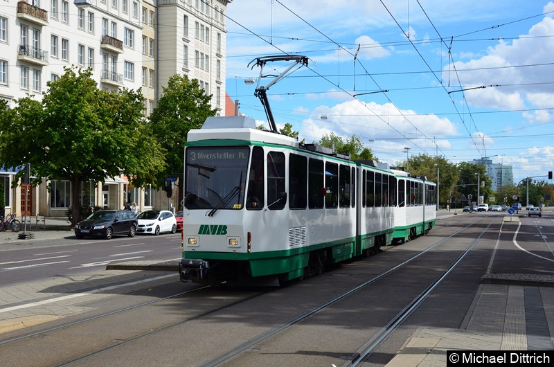 Magdeburgs neuesten Straßenbahnen: Tatra KT4D aus Berlin. 
Hier erreicht die Traktion 1288 und 1289 in Kürze die Haltestelle Alter Markt.