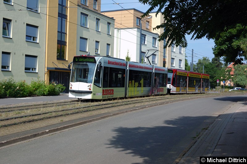 Bild: Combino 708 und 712 als Linie 6 in der Melchendorfer Str. zwischen den Haltestellen Agentur für Arbeit und Am Schwemmbach.