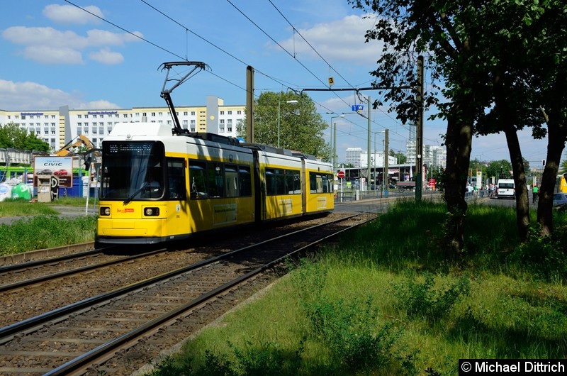 1543 als Linie M8 hinter der Haltestelle Allee der Kosmonauten/Rhinstraße.