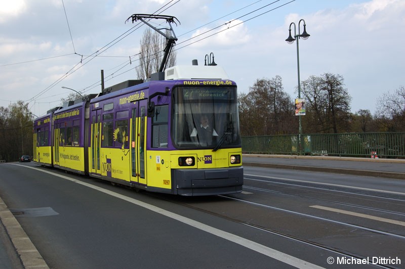 Bild: 1097 als Linie 27 auf der Dammbrücke.