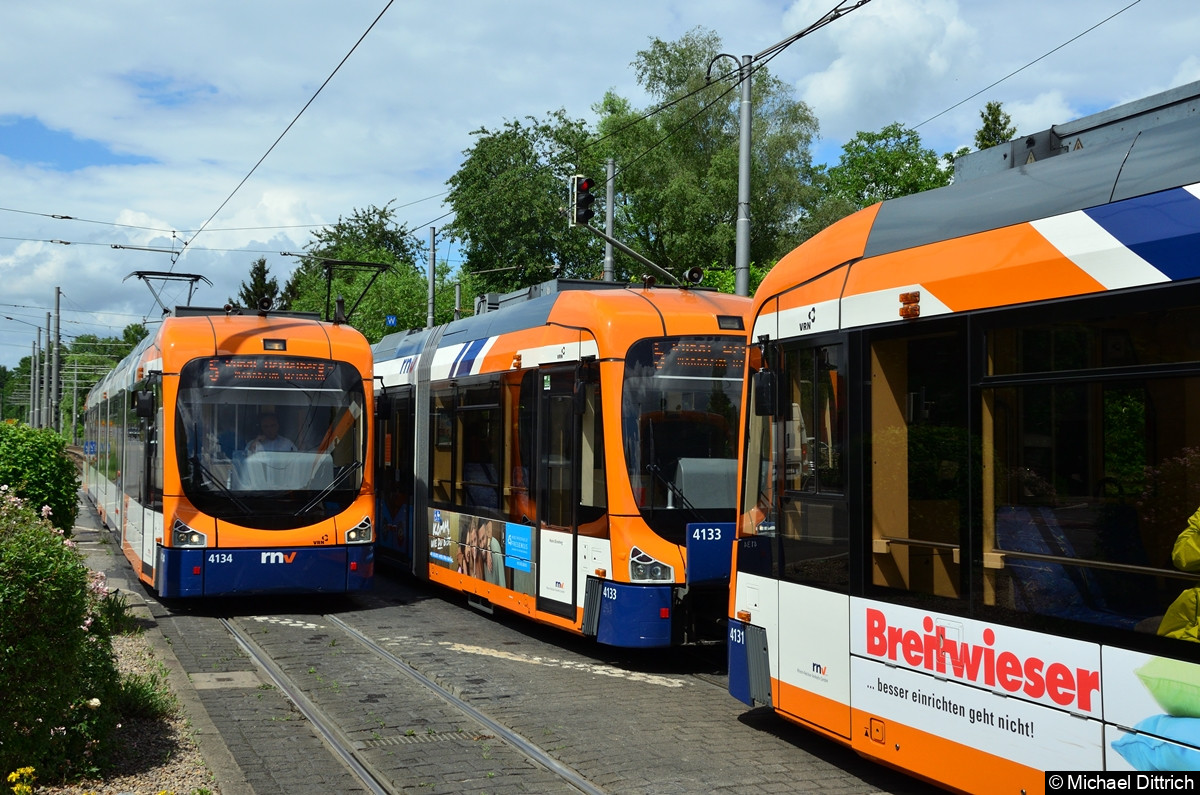 Bild: Begegnung von 4133+4131 mit 4134 der ebenfalls als Linie 5 im Ringverkehr unterwegs ist.