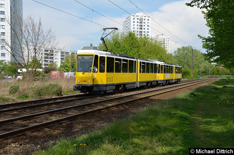 Bild: 6098 + 6165 als Linie M6 kurz vor der Haltestelle Marzahner Prommenade.