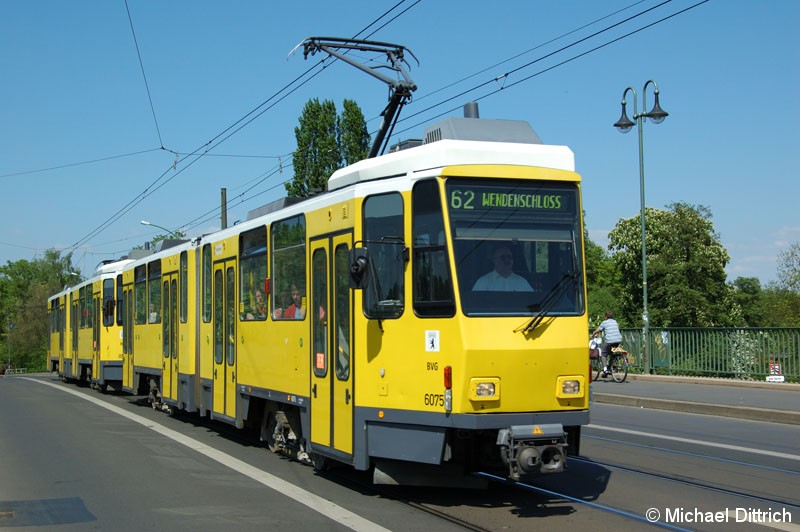 Bild: 6075 als Linie 62 auf der Dammbrücke.