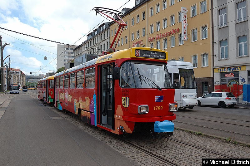 Bild: 1700 + 700 mit seinem Beiwagen als Stadtrundfahrt in der Wendestelle Hauptbahnhof.