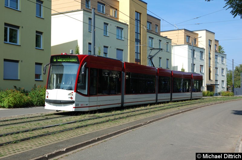 Bild: 633 als Linie 6 in der Melchendorfer Str. zwischen den Haltestellen Agentur für Arbeit und Am Schwemmbach.