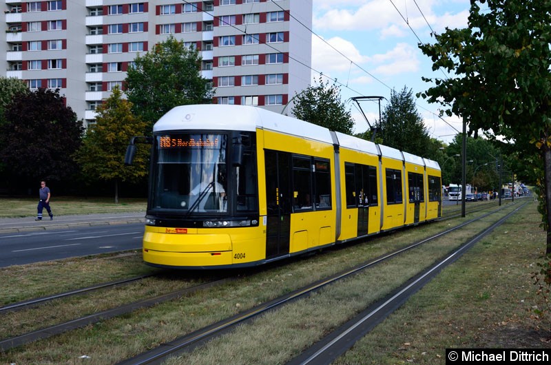 Bild: 4004 als Linie M8 zwischen den Haltestellen Platz der Vereinten Nationen und Büschingstr.